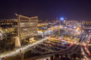 Târg de antichităţi şi teatru de păpuşi, la mall