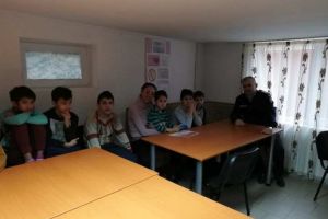 FOTO: Dezbatere la Casa de tip familial „Speranţa Copiilor” Cugir pentru responsabilizarea şi conştientizarea copiilor cu privire la pericolele navigării pe internet