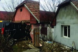 FOTO: Casa din Corunca distrusă de un Hummer, refăcută de oameni inimoşi!
