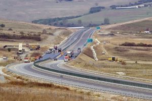 CNAIR se laudă că „încă 3 secţiuni din Autostrada Transilvania intră în linie dreaptă”. De fapt, sunt subsecţiuni şi doar una 