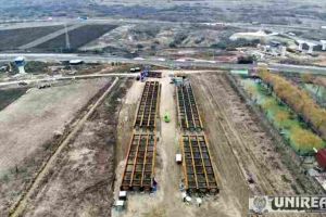 VIDEO| Autostrada Sebeş-Turda: La viitorul nod rutier Alba Iulia Nord, lucrări la grinzile metalice pentru supratraversarea de la calea ferată