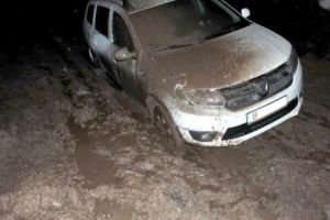 TRĂDAT DE GPS, A AJUNS CU MAŞINA ÎN VĂGĂUNĂ!