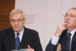 Europarlamentarul Laszlo Tokes şi Tibor Toro consideră că cele trei partide maghiare ar trebui să candideze împreună pentru Bruxelles. Conferinţă cu critici despre secolul trecut