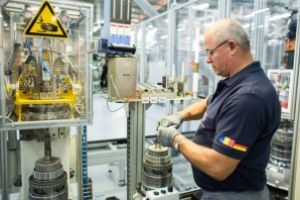 Daimler vrea să investească în continuare în România, însă are nevoie de o infrastructură mai bună, de rute feroviare.  Un tren de marfă merge cu 15 km/h, în ţara noastră