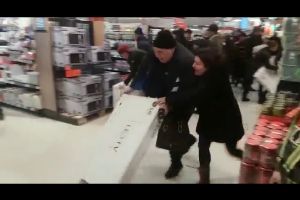 Bătaie pe televizoare, la Bacău. Oamenii s-au înjurat şi îmbrâncit să prindă promoţia