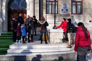 Un grup de părinţi cu copii cu nevoi speciale a protestat, ieri, în faţa Prefecturii Suceava