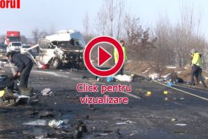 Un microbuz cu opt oameni a intrat într-o furgonetă pentru transport. ...