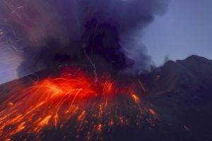 Stare de urgenta in Indonezia dupa eruptia vulcanului Karangetang din insula Siau