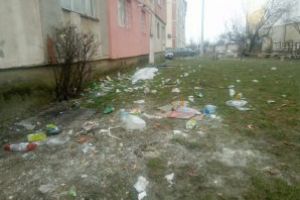 (GALERIE FOTO) Baia Mare: Orasul inoata, la propriu, in gunoaie iar vina e jumi-juma…