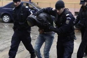 Umflaţi de poliţişti şi trimişi în arest!