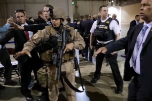 Percheziţii SPECTACULOASE, cu participarea Secret Service în Ploiesti ai alte 9 judete - GRUPARE de fraude informatice şi spălarea banilor, destructurată