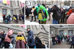 Părinţi ai copiilor cu dizabilităţi protestează: Vrem să fim siguri că nu o să rămânem fără bani