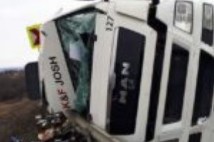 TIR răsturnat pe DN 6! Șoferul a ajuns la spital