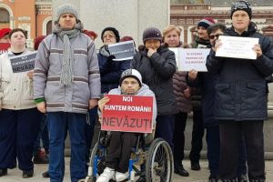 Nu ne abandonaţi! Persoanele cu dizabilităţi protestează împotriva bugetului de stat (FOTO/VIDEO)
