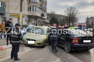 Imagini de la eveniment: Constanta. Carambol la sensul giratoriu de pe bulevardul 1 Decembrie. Patru masini implicate