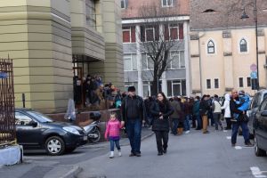 FOTO Coadă nemaivăzută la bibliotecă. Sute de sibieni s-au înghesuit pentru … seminţe
