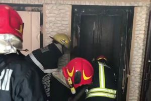 Incendiu la liftul unui bloc de locuinte. Mai multe persoane, evacuate. Adulti si copii, transportati la spital