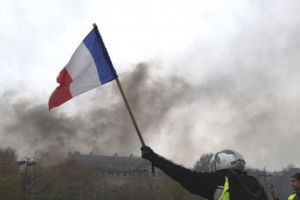 Noi violenţe la Paris. Un manifestant a rămas fără mână în urma unei explozii