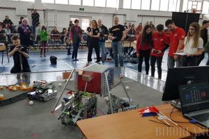 Bătălia roboţilor: Liceeni din toată ţara şi-au pus roboţii la lucru într-un eveniment caritabil organizat de Colegiul Mihai Eminescu (FOTO/VIDEO)
