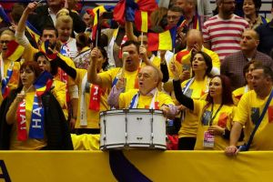 Emil Boc e şef de galerie la meciurile de tenis ale României. Primarul Clujului a bătut toba la Ostrava (FOTO)