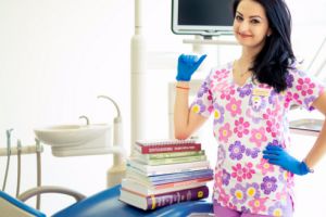 Un medic stomatolog, “în cărţi” pentru Consiliul Local Târgu-Mureş! Mădălina Oltean (PNL): “Trebuie să mă consult cu colegii de partid”