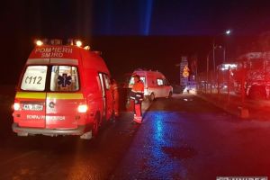 Accident GRAV, sâmbătă seara: Patru persoane rănite în urma impactului dintre trei maşini. Traficul este blocat
