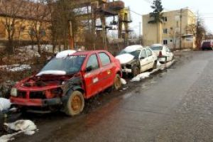 Masini abandonate pe strada Motorului. Localnicii ravnesc dupa locurile de parcare insa autoritatile sunt “legate de maini si de picioare”