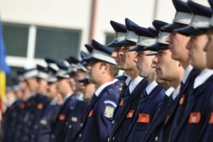 Poliţiştii şi militarii vor ieşi la pensie mai târziu în România