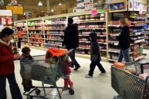 Clienţii PLEACĂ fără să PLĂTEASCĂ la CASA. Magazinele care au REUȘIT să îşi DUBLEZE VÂNZĂRILE. Specialiştii susţin că ACESTEA reprezintă VIITORUL
