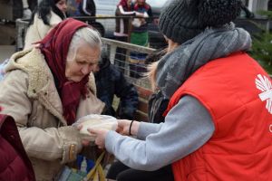 Voluntarii Caritas Catolica au împărţit 150 de porţii de gulaş nevoiaşilor şi navetiştilor lângă Gară (FOTO)