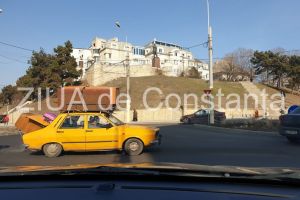 Imaginea Zilei! Incredibil cate piese de mobilier pot fi transportate deodata de o batrana Dacie. Cum a fost surprins autoturismul in trafic la Constanta (galerie foto)