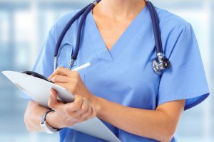 O femeie pe care o doctoriţă din Târgu Jiu a refuzat să o trateze, 