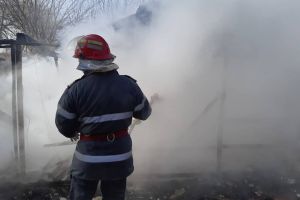 Mergeau spre casă, dar au oprit şi au intervenit pentru stingerea unui incendiu (GALERIE FOTO)