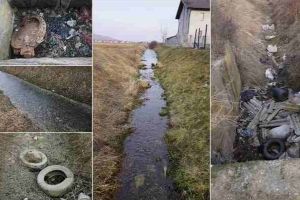 FOTO ȘTIREA TA: Un canal de apă colmatat, de pe strada Emil Racoviţă din Alba Iulia, plin de gunoaie. “Oamenii aruncă diverse obiecte în speranţa că apa ce nu-i îneacă, va veni şi le va lua
