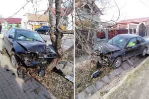 FOTO Maşină furată din faţa casei la Ocna Sibiului – Hoţii au făcut accident cu ea