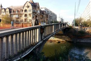 Bătrână salvată de muncitori, după ce a încercat să se sinucidă aruncându-se de pe pod în Bega