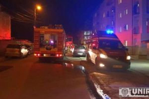 FOTO, VIDEO UPDATE: INCENDIU la subsolul unui bloc de pe strada Vasile Alecsandri din municipiul Alba Iulia. Au ars deşeuri menajere