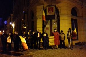VIDEO FOTO Câţiva zeci de sibieni au protestat cu măşti în faţa sediului PSD