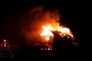 VIDEO FOTO Casă mistuită de flăcări la Tălmaciu – Arde ca o torţă
