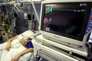 Femeia împuşcată din greşeală în cap de un poliţist va fi trezită treptat din coma indusă