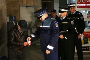 Agenţii de la Locală, în acţiune printre sutele de oameni fără identitate