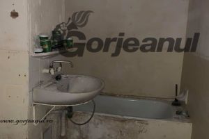 Direcţia Publică reabilitează apartamentul insalubru, oferit în chirie familiei cu doi copii