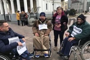 Protest al persoanelor cu handicap în faţa Prefecturii