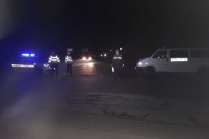 Accident la Târgu-Jiu! Patru tineri au fost răniţi, după ce s-au oprit cu maşina într-o ţeavă de gaze