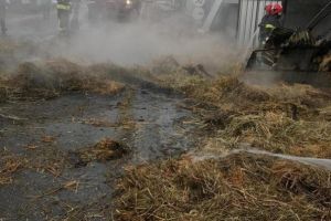 FOTO-ULTIMĂ ORĂ: O maşină şi o fânărie ard la Bilieşti