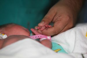 Cursuri de îngrijire a bebeluşului, obligatorii pentru părinţi