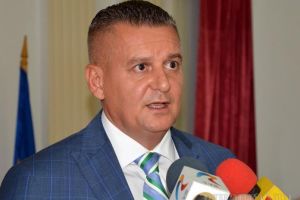 Prefectul îndeamnă şefii de instituţii publice să facă voluntariat în zonele afectate de furtună