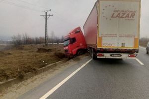 A dat cu tirul în şanţ!