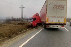 Tir răsturnat în zona Castrului Roman! Se circulă alternativ