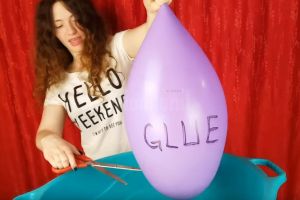 O tânără din Suceava câştigă o avere lunar, cu YouTube
